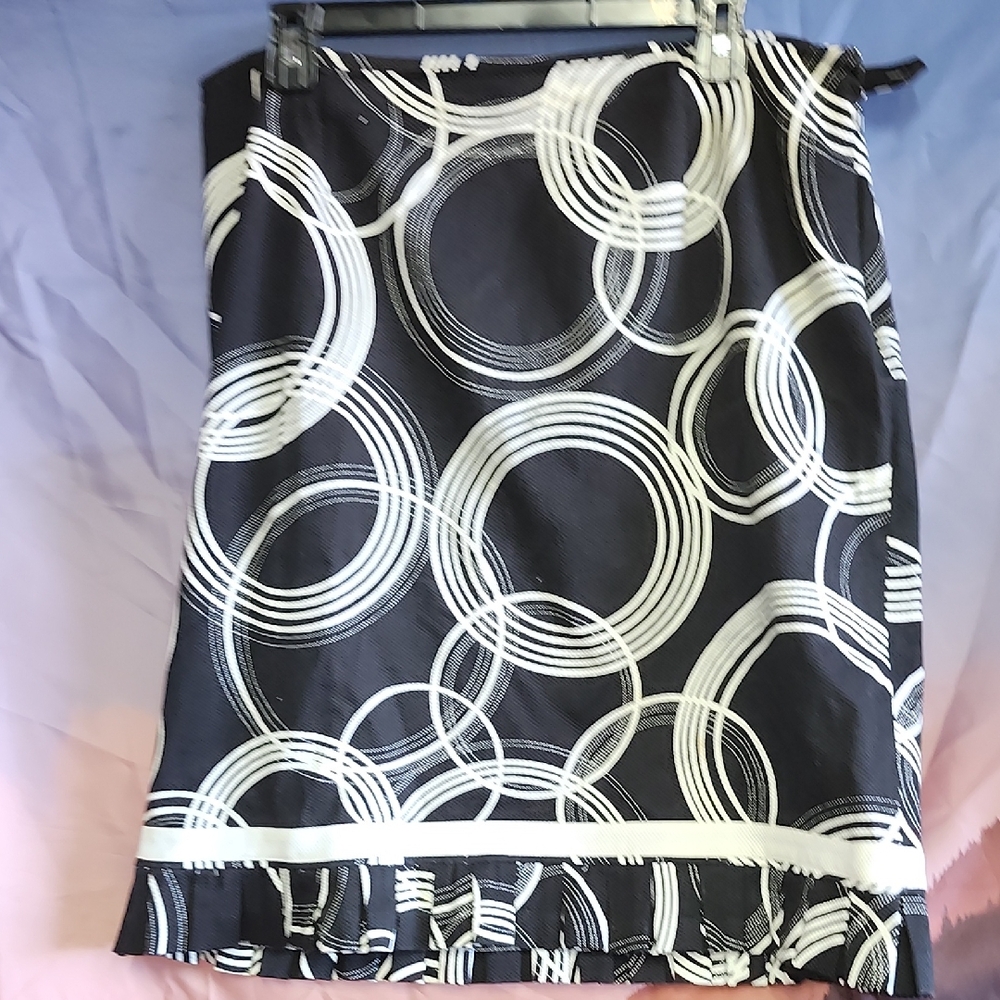 *Elegant Black and White Circle Pattern Pencil Skirt